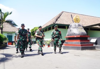 Pangdivif 2 Kostrad saat Dampingi Asops Kasad Periksa Kesiapan Operasi Satgas Yonarmed 11 Kostrad