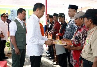Kepala Badan Nasional Penanggulangan Bencana (BNPB) Letjen TNI Suharyanto S.Sos., M.M., mendampingi Presiden RI Joko Widodo, dalam penyerahan bantuan dana stimulan kepada petani gagal panen (puso) akibat bencana alam banjir tahun 2023 di Kantor Kecamatan Bojong, Kabupaten Pekalongan, Jawa Tengah, Rabu (13/12)