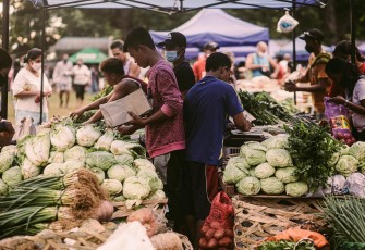 Ilustrasi orang-orang berbelanja di pasar tradisional. (sumber: pexels)