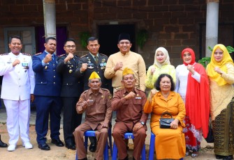 Bupati Roby saat Beri Penghormatan di Hadapan Para Veteran