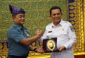 Gubernur Ansar saat Terima cindera mata