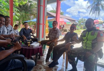 Babinsa Koramil Rungan saat Jalin Silaturahmi Bersama Tokoh Masyarakat 