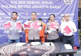 Kapolsek Kebon Jeruk Polres Metro Jakarta Barat, Kompol Sutrisno didampingi Kanit Reskrim Akp Anggi Hasibuan 