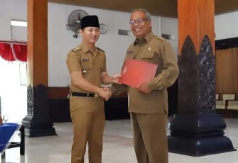 Bupati Trenggalek, Mochamad Nur Arifin, saat menyerahkan surat keputusan purnama tugas kepada 108 PNS, dan 1 PPPK lingkup Pemerintah Kabupaten Trenggalek, di Pendapa Manggala Praja Nugraha, Senin (30/10/2023)