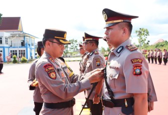Kapolres Bintan saat Pimpin Upacara Sertijab Sejumlah Pejabat Polres Bintan