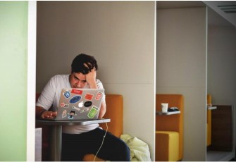Ilustrasi generasi Z yang menjalani budaya hidup Hustle Culture. Foto: Unsplash