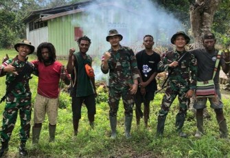 Satgas Yonif 143/TWEJ bersama warga Bersihkan Gereja di Perbatasan Papua, Jum'at (21/7/2023).