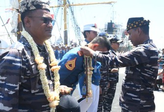 Danlanal Banyuwangi Bersama Forkopimda Sambut Kedatangan KRI Dewa Ruci Dan KRI Makasar 590
