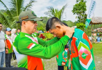 Bupati Batu Bara Ir. H. Zahir, M.AP., saat membuka kegiatan bootcamp Pokdarling Batu Bara yang digelar di Bumi Perkemahan Telaga Citra, Bukit Lawang, Kabupaten Langkat, Jum'at (24/02/2023).