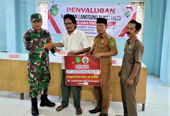 Babinsa Loh Sumber, Koramil 0906-02/Loa Kulu, Kodim 0906/Kkr Serka Sumarno saat melakukan pendampingan dalam kegiatan penyaluran BLT.