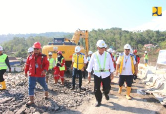 Menteri Basuki dalam kunjungannya di Takalar Sulsel Kamis (27/7/2003).