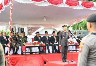 Wali Kota Maurits Mantiri Dan Wakil Walikota Hengky Honandar saat menghadiri apel Taptu dan Pawai Obor yang di pimpin oleh Kapolres Bitung AKBP Tommy Bambang Souissa, SIK