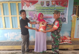 Koramil 1016-01/Pahandut saat Salurkan Bansos Kepada Korban Banjir 