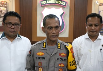 Kabid Humas Polda Sulut (Tengah) saat memberikan keterangan terkait penanganan kasus yang terjadi di kota Bitung beberapa waktu lalu