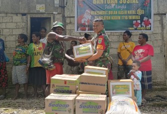 Kodim 1710/Mimika Bagikan Paket Sembako Kepada Warga Binaan