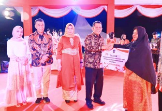 Gubernur Ansar menyerahkan bantuan secara simbolis kepada salah seorang anggota veteran bernama Agoesani.