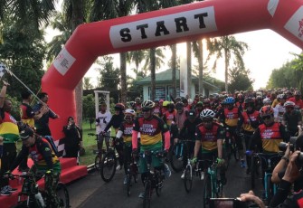 Pasuslambangja Wing Udara 1 Mayor Laut (P) Pranatha Aditya Rani, M.Tr.Opsla, mewakili Komandan Wing Udara 1 Puspenerbal Kolonel Laut (P) Dani Achnisundani, S.H., M.Tr. Hanla., M.M  mengikuti sepeda santai “Gobar” (Gowes Bareng) dalam rangka peringatan HUT Korem 033/WP yang Ke-18