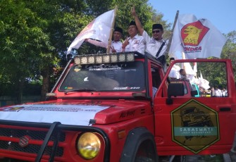 Iring-iringan rombongan bacaleg Gerindra Karanganyar saat tiba di depan Kantor KPU setempat, Sabtu (13/5/2023)