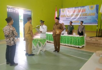 Danramil 0801/01 Pacitan Kodim 0801/Pacitan Kapten Kav Dadut Setiawan menghadiri pelantikan Kepala Dusun Selare terpilih atas nama Bpk Agus yang berlangsung di Balai Desa Bangunsari, Kec./Kab. Pacitan, Rabu (20/12/2023). 