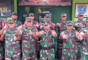 Lettu CPL Apolo Darmawan saat memberikan pengarahan kepada para anggota di ruang Koramil 04/Manuhing, Kabupaten Gunung Mas.