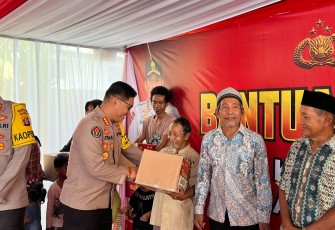 Kapolda Kalteng Berikan Bansos Kepada Lansia dan Penderita Stunting 