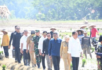 Panglima TNI Jenderal TNI Agus Subiyanto mendampingi Presiden RI Joko Widodo melakukan kunjungan kerja ke Provinsi Jawa Tengah, Rabu (13/12/2023)