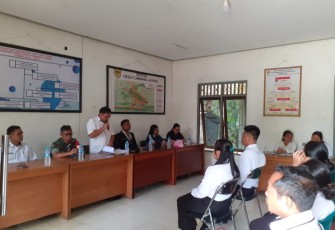 Babinsa Koramil Manuhing Hadiri Pengambilan Sumpah Janji dan Pelantikan Perangkat Desa Tumbang Jalemu