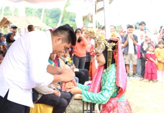 Bupati Bintan Roby Kurniawan saat membuka Pengudang Seafood Festival Ke 6, Minggu (19/11).