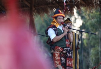 Kepala BNPB Letjen TNI Suharyanto (rompi hijau dengan kemeja putih lengan pendek) saat menghadiri Pagelaran Budaya Sadar Bencana Mitigasi Bencana Melalui Kearifan Lokal dengan tema "Madung Ati Ba Hanganya Nam Haduka" yang memiliki makna Ketangguhan dan Kesiagaan dalam menghadapi bencana, yang dihelat di Kabupaten Sumba Tengah, Provinsi Nusa Tenggara Timur pada Jumat (1/9).