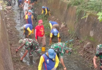 Kodim 0418/Palembang menggelar kegiatan Pembersihan Saluran Air   yang diikuti peserta dengan jumlah 300 orang personel Gabungan TNI-Polri, Pemkot palembang serta masyarakat, Sabtu (9/12)