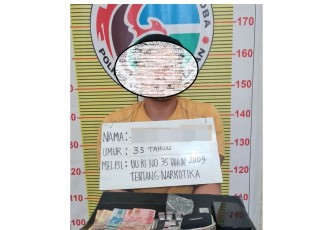 Tersangka dan barang bukti ditahan Sat Resnarkoba Polres Tapsel, guna pemeriksaan lebih lanjut