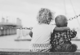 Ilustrasi adik dan kakak Foto : Unsplash 