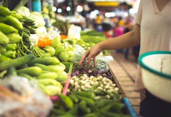 Belanja di Pasar Tradisional Pondok Gede (Sumber : pripik)