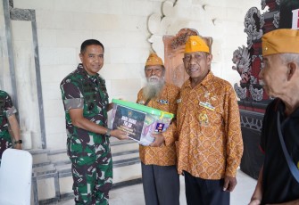 Pangdam IX/Udayana Mayjen TNI Harfendi, S.I.P., M.Sc menghadiri kegiatan karya bakti dan bakti sosial yang digelar secara virtual melalui Video Conference (Vidcon) dengan Kasad bertempat di Wantilan Pura Dalem Srogsogan, Banjar Batu Kandik, Desa Padangsambian Kaja, Kecamatan Denpasar Barat, Kota Denpasar, Kamis (14/12/2023)