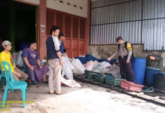 Bhabinkamtibmas Polsek Curup saat sambang warga 