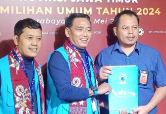 Ketua DPW Partai Gelora Muhammad Sirot saat mndaftarkan Bacaleg di kantor KPU Jatim pada Minggu (14/5).