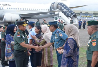 Komandan Lantamal VI (Danlantamal VI) Makassar Laksamana Pertama TNI Ivan Gatot Prijanto, S.E, M.Tr. Opsla., sambut kedatangan Panglima TNI Jenderal TNI Agus Subiyanto ,S.E, M.Si dan Ketum Dharma Pertiwi Ny. Evi Agus Subiyanto  beserta rombongan bertempat di Base Op Lanud Sultan Hasanuddin, Mandai Kab. Maros Provinsi Sulsel, Kamis (07/12/2023)