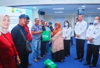 Wali Kota saat Serahkan Bantuan Sembako Kepada Pelaku IKM