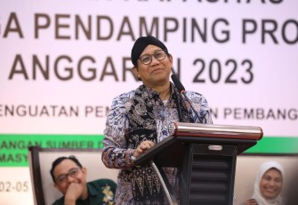 Mendes PDTT Abdul Halim Iskandar saat memberi pengarahan dalam kegiatan Peningkatan Kapasitas Tenaga Pendamping Profesional Tahun 2023 di Gets Hotel, Semarang, Jawa Tengah, Jumat (3/11/2024).