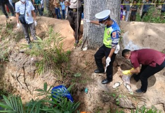Personel Lantas Polsek Padang Bolak mendatangi lokasi dan lakukan olah TKP kecelakaan lalu lintas. Pihaknya, juga telah melakukan pengecekan terhadap korban kecelakaan lalu lintas.