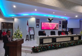 Walikota Bitung saat membacakan naskah perkawinan dan nasihat kepada pasangan pengantin Kawin Massal.