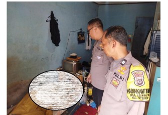 Polsek Citeureup Olah TKP Penemuan Jenazah Seorang Laki-Laki di Sebuah Kontrakan