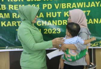 Persit Kodim Madiun Berikan Bansos ke Para Veteran dan Warakawuri 