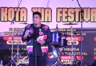 Bupati Bintan Roby Kurniawan saat membuka Kijang Kota Tua Festival sebagai rangkaian peringatan Hari Jadi Ke 75 Kabupaten Bintan. 