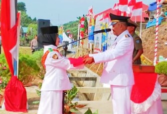 Camat Tambelan saat Jadi Irup Upacara Peringatan HUT Kemerdekaan RI Ke-78 