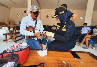 Dokkes Polres Pagar Alam saat Cek Kesehatan Sopir dan Obat-Obatan