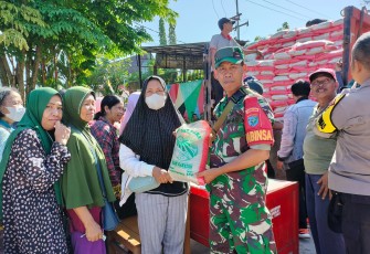 Babinsa Koramil 1016-01/Pahandut Pantau Operasi Pasar Murah