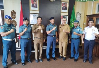 Bupati Natuna saat Sambut Baik Kunjungan Danlanal Ranai Untuk Tingkatkan Sinergitas di NKRI 