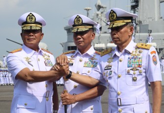 Komandan Pangkalan Utama TNI AL (Danlantamal) V Brigjen TNI Marinir Joni Sulistiawan, S. H., M. Han., beserta Ketua Korcab V Daerah Jalasenastri Armada (DJA) II Ny. Heny Joni Sulistiawan menghadiri Upacara Serah Terima Jabatan (Sertijab) Pangkoarmada II di Dermaga Ujung Koarmada II Surabaya, Senin (18/12/2023)