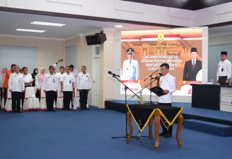Penjabat (Pj.) Wali Kota Tanjungpinang, Hasan, S. Sos melantik 31 Pegawai Pemerintah dengan Perjanjian Kerja (P3K) jabatan fungsional tenaga guru dan tenaga teknis formasi tahun 2022. Pelantikan dan pengambilan sumpah dilaksanakan di Aula Sultan Sulaiman Badrul Alamsyah, Kantor Wali Kota, Rabu (8/11)